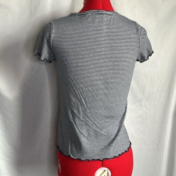 Manguun short sleeve ruffled hem t shirt - Picture 5 of 9